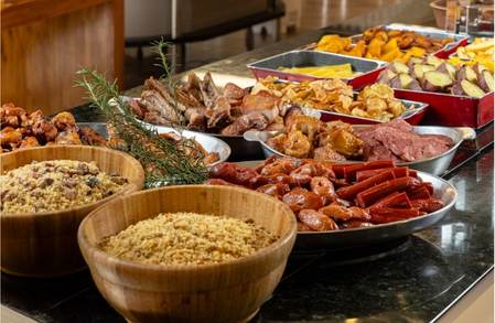 Buffet com cardápio variado em restaurante em Palmas