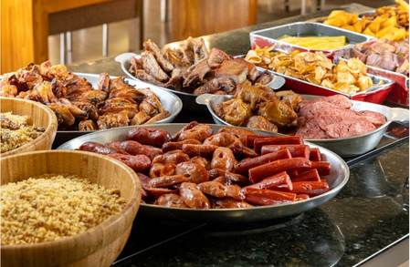 Vários tipos de pratos em restaurante em Palmas